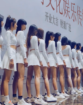 刚哥模板编号23：一群模特站着背景墙改字【高清版】