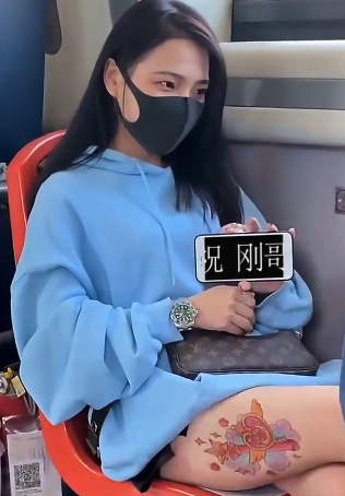 刚哥模板编号29：美女公交车手机弹幕【高清版】